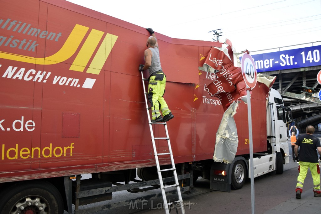 LKW blieb unter Bruecke haengen Koeln Deutz Opladenerstr Deutz Muelheimerstr P112.JPG - Miklos Laubert